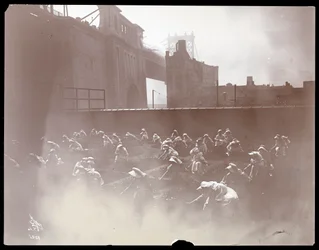 Niñas trabajando en un jardín de vegetales en la azotea, Puente de Manhattan visible al fondo, Nueva York, 1910